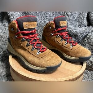 Columbia Women's Newton Ridge Plus Tan/Red Hiking Boots Size 8.5